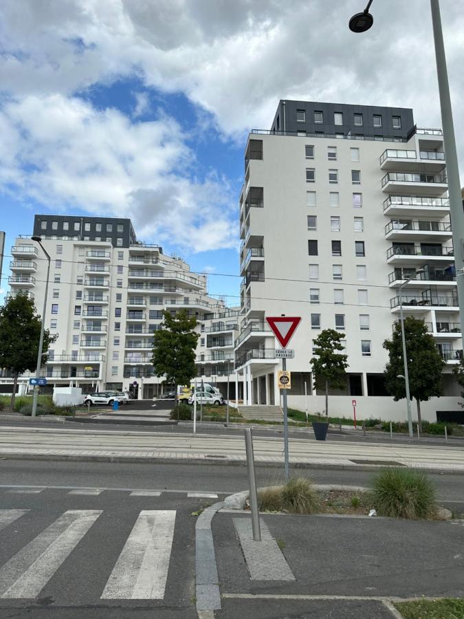 Agreable 2 Pieces Avec Balcon Et Parking Transports By Immo Kit Bnb Sarcelles Dış mekan fotoğraf